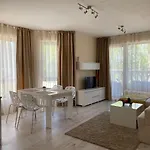 Deluxe South Bay Apartman Várna